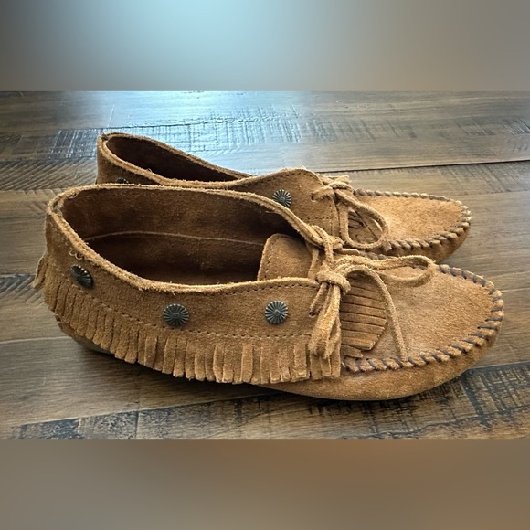 Minnetonka Tan Fringed Moccasins - Picture 1 of 8